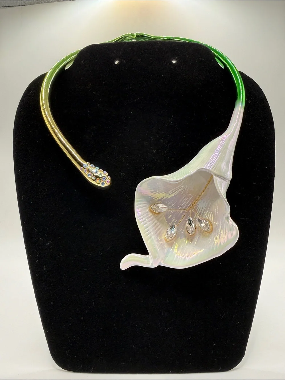 NWT Betsey Johnson Calla Lily Collar Statement Necklace w/ Crystals -retail $128 - Picture 3 of 8
